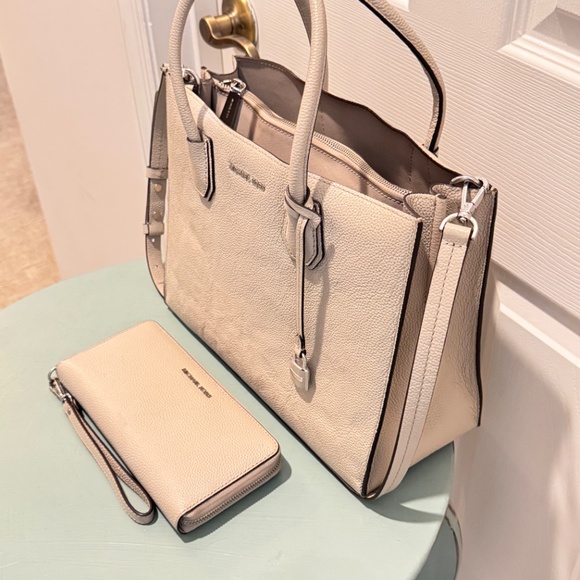 Michael Kors Woman's Light Gray Leather Handbag and Wallet - Picture 3 of 14